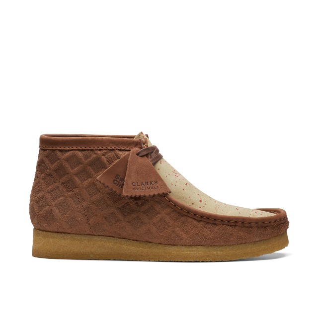 【CLARKS ORIGINALS X SWEETCHICK】 WALLABEE BOOT BROWN/RED M 26163423